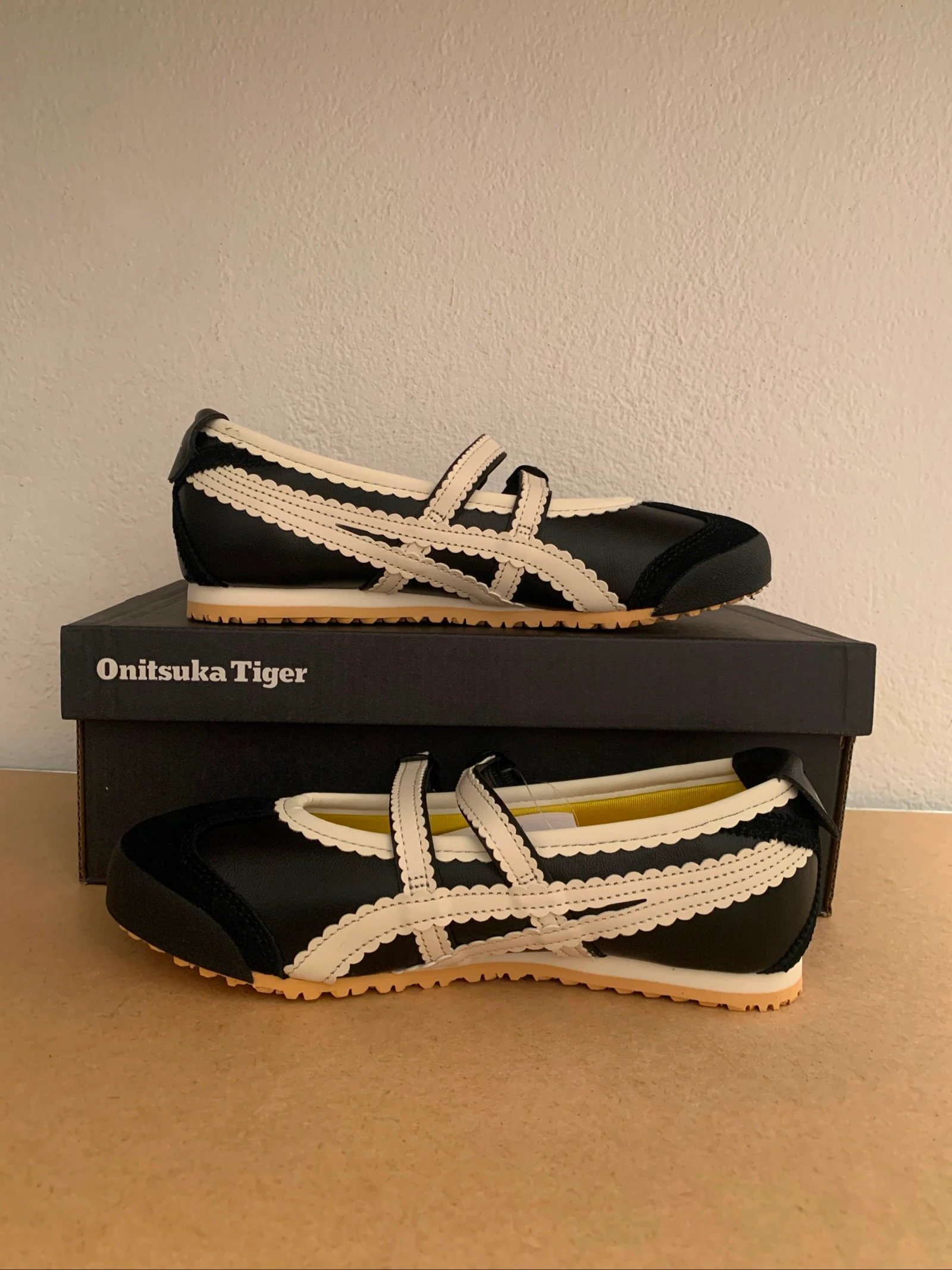 Onitsuka Tiger Mexico 66 TGRS Ballet Negro/Blanco Talla 38